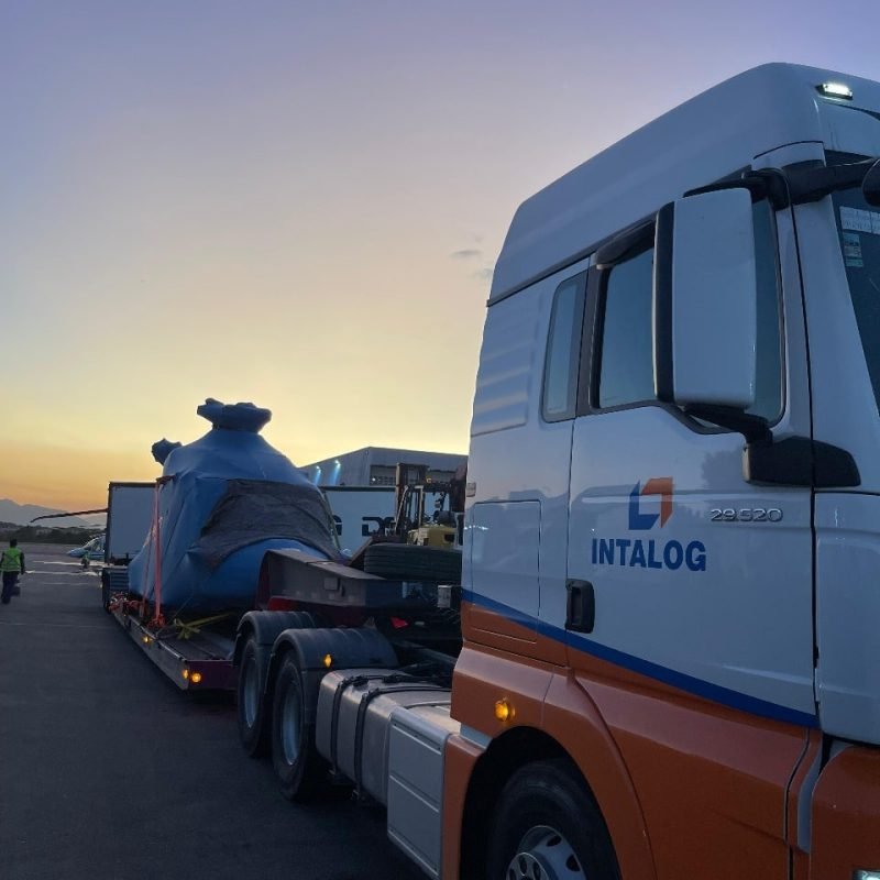 caminhao-intalog-transportando-helicoptero-cargas-especiais