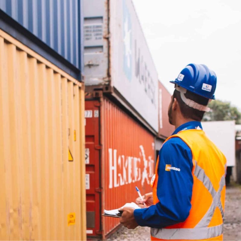 homem-olhando-containers