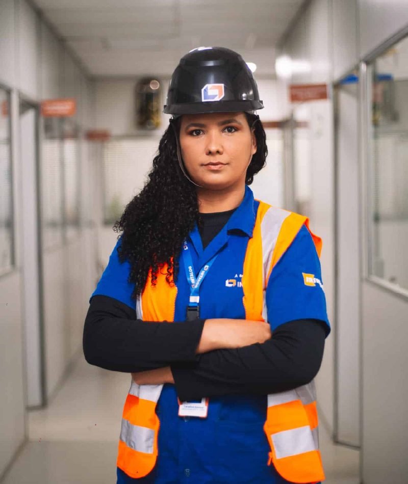 mulher-com-colete-de-proteção-de-braços-cruzados-seria